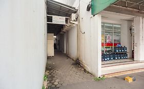 RedDoorz Syariah near Jatisampurna Hospital